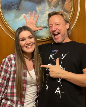 Dina Garipova Instagram - Впервые спела вместе с легендарным Дмитрием Харатьяном! 👏👏 Он невероятно талантливый и добрейший человек! Счастлива была стоять с ним на одной сцене! 

#ДинаГарипова #DinaGaripova #ДмитрийХаратьян
