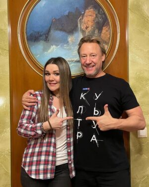 Dina Garipova Instagram - Впервые спела вместе с легендарным Дмитрием Харатьяном! 👏👏 Он невероятно талантливый и добрейший человек! Счастлива была стоять с ним на одной сцене! 

#ДинаГарипова #DinaGaripova #ДмитрийХаратьян