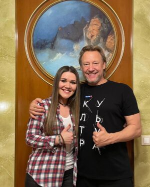 Dina Garipova Instagram - Впервые спела вместе с легендарным Дмитрием Харатьяном! 👏👏 Он невероятно талантливый и добрейший человек! Счастлива была стоять с ним на одной сцене! 

#ДинаГарипова #DinaGaripova #ДмитрийХаратьян