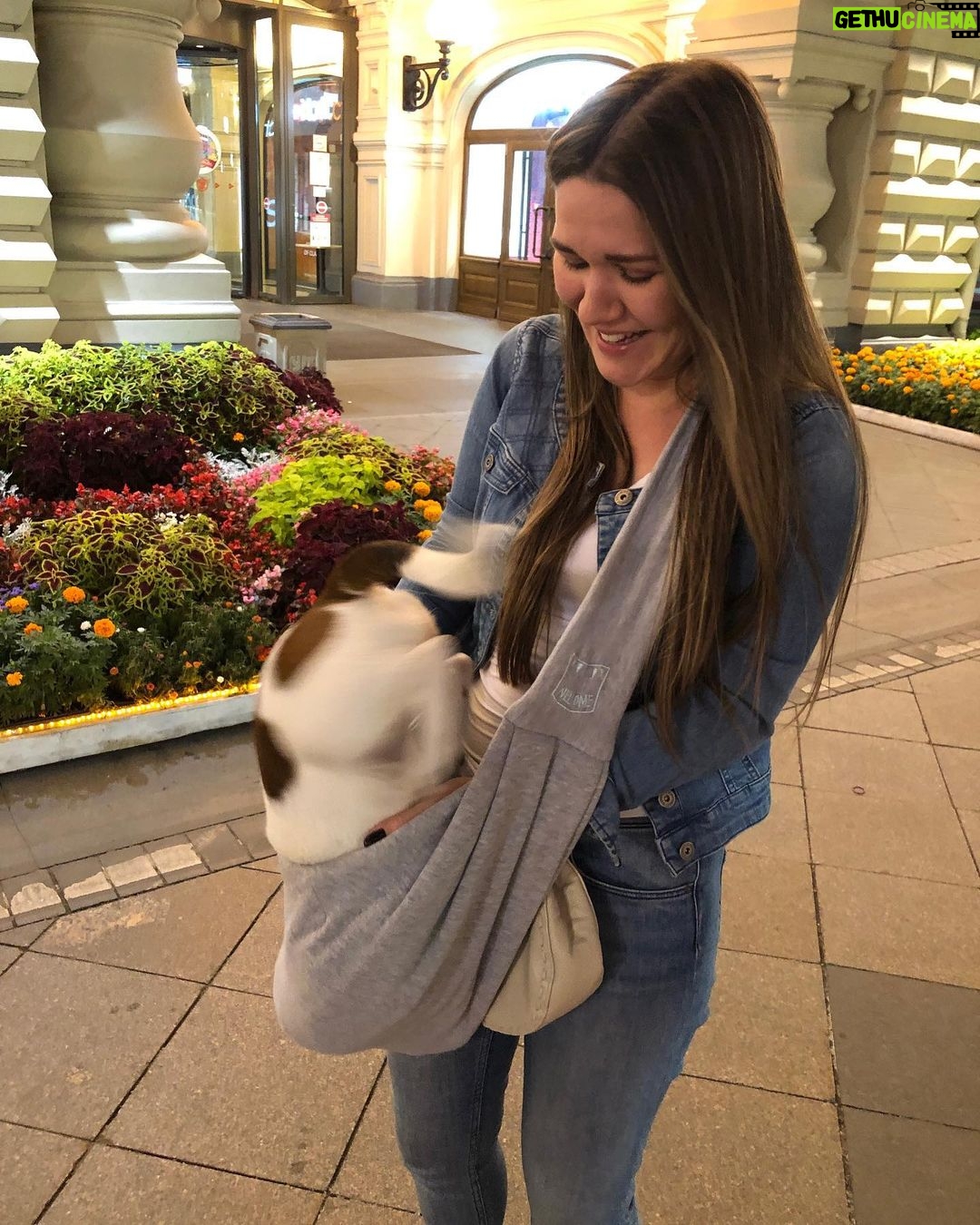 Dina Garipova Instagram - Спасибо @natashaadaeva за серию фото «убегающий хвостик» 😅 ⠀ И спасибо за вечернюю прогулку по Москве) Было весело! ⠀ #ДинаГарипова #DinaGaripova #Рика