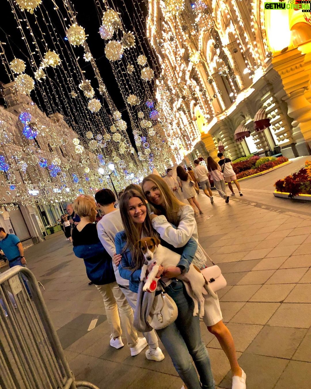 Dina Garipova Instagram - Спасибо @natashaadaeva за серию фото «убегающий хвостик» 😅 ⠀ И спасибо за вечернюю прогулку по Москве) Было весело! ⠀ #ДинаГарипова #DinaGaripova #Рика