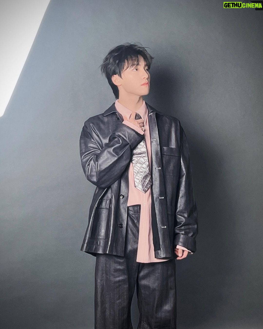 Dino - 1.3 Million Likes - behind📸
@arenakorea