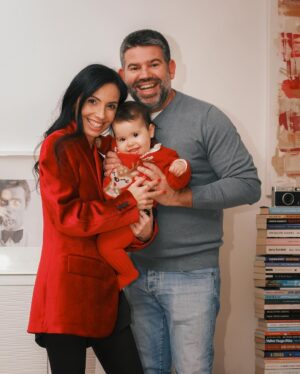 Diogo Beja Instagram - Um Feliz Natal 🎄🎁! Que não falte amor nos vossos corações ! ♥️
.
.
#postalnatal #amiaeodiogoforampais #babyemilia #natal2024