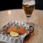 Diogo Beja Instagram - Há já algum tempo que queríamos experimentar o Oitto. Quando vimos que era um dos restaurantes do #ChefsAProvaEstrellaDamm nem pensámos duas vezes e marcámos logo! 😋 O menu é pensado para emparelhar as cervejas Damm com os pratos e.. "damn", que casamento maravilhoso! 😁 O pato de escabeche misturado à nossa frente na mesa é o parceiro perfeito para a Inedit e confesso que comi a melhor mousse de chocolate dos últimos tempos. Aliás, comi a melhor sobremesa dos últimos tempos!! E não é que a Bock Damm faz parte da preparação desta mousse? É deliciosa! Não deixem terminar o Chefs À Prova sem experimentarem um destes menus! Têm até dia 28. 😏 #pub #EstrellaDamm @estrelladammpt @oittorestaurante