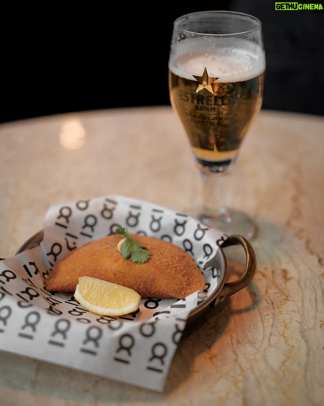 Diogo Beja Instagram - Há já algum tempo que queríamos experimentar o Oitto. Quando vimos que era um dos restaurantes do #ChefsAProvaEstrellaDamm nem pensámos duas vezes e marcámos logo! 😋 O menu é pensado para emparelhar as cervejas Damm com os pratos e.. "damn", que casamento maravilhoso! 😁 O pato de escabeche misturado à nossa frente na mesa é o parceiro perfeito para a Inedit e confesso que comi a melhor mousse de chocolate dos últimos tempos. Aliás, comi a melhor sobremesa dos últimos tempos!! E não é que a Bock Damm faz parte da preparação desta mousse? É deliciosa! Não deixem terminar o Chefs À Prova sem experimentarem um destes menus! Têm até dia 28. 😏 #pub #EstrellaDamm @estrelladammpt @oittorestaurante