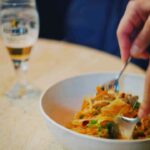 Diogo Beja Instagram - Há já algum tempo que queríamos experimentar o Oitto. Quando vimos que era um dos restaurantes do #ChefsAProvaEstrellaDamm nem pensámos duas vezes e marcámos logo! 😋 O menu é pensado para emparelhar as cervejas Damm com os pratos e.. "damn", que casamento maravilhoso! 😁 O pato de escabeche misturado à nossa frente na mesa é o parceiro perfeito para a Inedit e confesso que comi a melhor mousse de chocolate dos últimos tempos. Aliás, comi a melhor sobremesa dos últimos tempos!! E não é que a Bock Damm faz parte da preparação desta mousse? É deliciosa! Não deixem terminar o Chefs À Prova sem experimentarem um destes menus! Têm até dia 28. 😏 #pub #EstrellaDamm @estrelladammpt @oittorestaurante