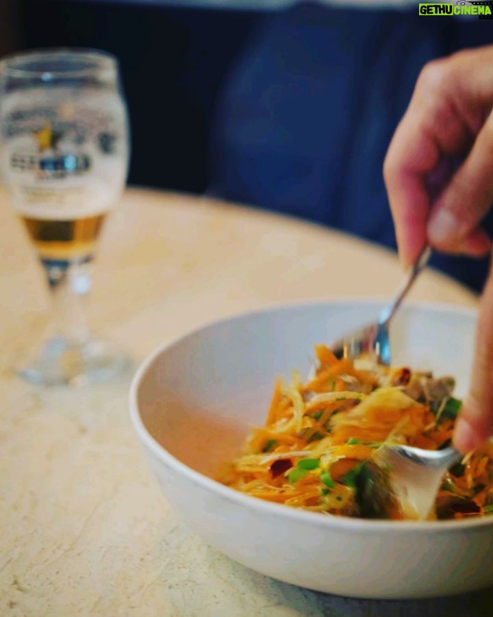 Diogo Beja Instagram - Há já algum tempo que queríamos experimentar o Oitto. Quando vimos que era um dos restaurantes do #ChefsAProvaEstrellaDamm nem pensámos duas vezes e marcámos logo! 😋 O menu é pensado para emparelhar as cervejas Damm com os pratos e.. "damn", que casamento maravilhoso! 😁 O pato de escabeche misturado à nossa frente na mesa é o parceiro perfeito para a Inedit e confesso que comi a melhor mousse de chocolate dos últimos tempos. Aliás, comi a melhor sobremesa dos últimos tempos!! E não é que a Bock Damm faz parte da preparação desta mousse? É deliciosa! Não deixem terminar o Chefs À Prova sem experimentarem um destes menus! Têm até dia 28. 😏 #pub #EstrellaDamm @estrelladammpt @oittorestaurante