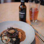 Diogo Beja Instagram - Há já algum tempo que queríamos experimentar o Oitto. Quando vimos que era um dos restaurantes do #ChefsAProvaEstrellaDamm nem pensámos duas vezes e marcámos logo! 😋 O menu é pensado para emparelhar as cervejas Damm com os pratos e.. "damn", que casamento maravilhoso! 😁 O pato de escabeche misturado à nossa frente na mesa é o parceiro perfeito para a Inedit e confesso que comi a melhor mousse de chocolate dos últimos tempos. Aliás, comi a melhor sobremesa dos últimos tempos!! E não é que a Bock Damm faz parte da preparação desta mousse? É deliciosa! Não deixem terminar o Chefs À Prova sem experimentarem um destes menus! Têm até dia 28. 😏 #pub #EstrellaDamm @estrelladammpt @oittorestaurante