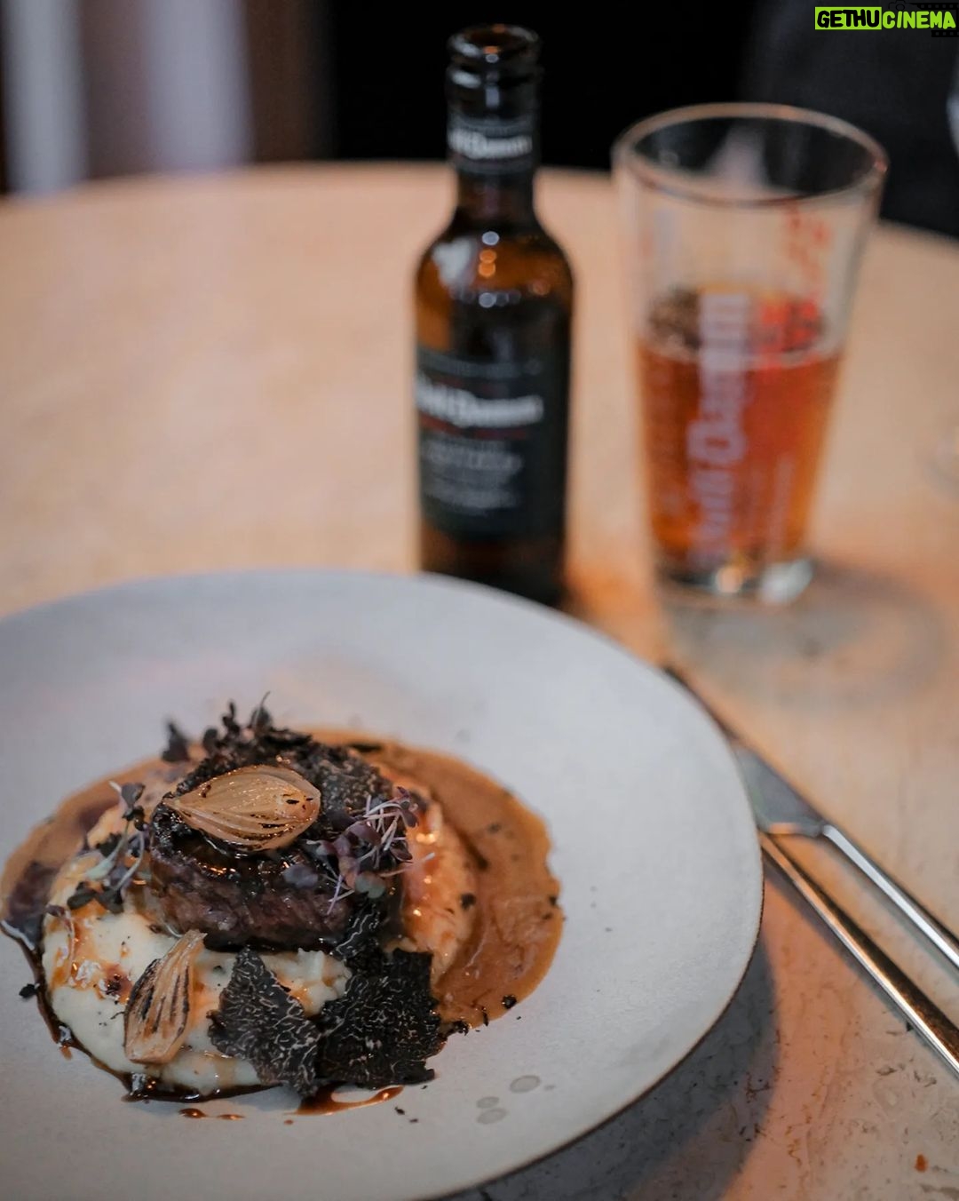 Diogo Beja Instagram - Há já algum tempo que queríamos experimentar o Oitto. Quando vimos que era um dos restaurantes do #ChefsAProvaEstrellaDamm nem pensámos duas vezes e marcámos logo! 😋 O menu é pensado para emparelhar as cervejas Damm com os pratos e.. "damn", que casamento maravilhoso! 😁 O pato de escabeche misturado à nossa frente na mesa é o parceiro perfeito para a Inedit e confesso que comi a melhor mousse de chocolate dos últimos tempos. Aliás, comi a melhor sobremesa dos últimos tempos!! E não é que a Bock Damm faz parte da preparação desta mousse? É deliciosa! Não deixem terminar o Chefs À Prova sem experimentarem um destes menus! Têm até dia 28. 😏 #pub #EstrellaDamm @estrelladammpt @oittorestaurante