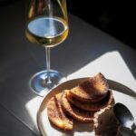 Diogo Beja Instagram - Quando o meu amigo Ljubo faz um convite, eu solto automaticamente um sonoro "sim" em modo "barbaric yawp" (Clube dos Poetas Mortos). 😊 Fomos provar o menu "Let's Roast, Bistro!", pensado para 2 pessoas, e que podem experimentar nos almoços de fim de semana do Bistro 100 Maneiras. Estava tudo maravilhoso! O brioche com pasteta é do outro mundo, o frango parece pato e o soufflée.. bem, o soufflée.. 😋 . @miarelogio @ljubostanisic @bistro100maneiras #LjubomirStanisic #Ljubo #100Maneiras #Bistro100Maneiras #RoastBistro #foodphotography #foodporn #onthetable #fujifilmxpt #fuji33mmf14 #fujixt4 #agameoftones #gameoftones