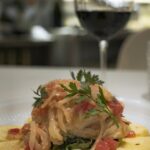 Diogo Beja Instagram – Há uns tempos, partilhei uma receita feita por mim com Bacalhau da Noruega. Hoje trago uma nova receita – e melhor! Prontos para tomar nota? O primeiro ingrediente é um telemóvel ou um computador. Vão usar esse ingrediente para acederem ao TheFork. Reservem! 😉 Um restaurante, claro. Só têm de ver os restaurantes em destaque na campanha Bacalhau Sunny Edition. Têm inúmeras opções em Lisboa, Porto, Braga, Funchal e Algarve até 1 de setembro. 😋

Nós escolhemos O Nobre, que é um dos nossos restaurantes preferidos, e onde somos sempre tratados de forma divinal. Divinal é também o bacalhau transmontano recheado com presunto da Chef Justa, preparado com Bacalhau da Noruega. Obviamente! Reparem bem nas lascas brancas e na minha cara de felicidade a comer. 😋 Agora, é a vossa vez!

@bacalhaudanoruegaportugal @restaurante_onobre @theforkpt

#BacalhauDaNoruega #OFielAmigoOAnoInteiro  #SeafoodFromNorway P U B