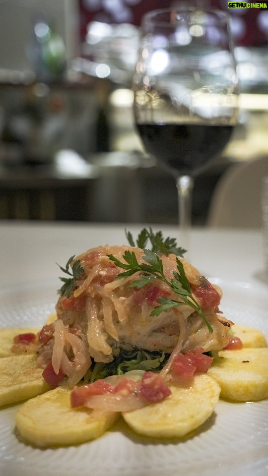 Diogo Beja Instagram - Há uns tempos, partilhei uma receita feita por mim com Bacalhau da Noruega. Hoje trago uma nova receita - e melhor! Prontos para tomar nota? O primeiro ingrediente é um telemóvel ou um computador. Vão usar esse ingrediente para acederem ao TheFork. Reservem! 😉 Um restaurante, claro. Só têm de ver os restaurantes em destaque na campanha Bacalhau Sunny Edition. Têm inúmeras opções em Lisboa, Porto, Braga, Funchal e Algarve até 1 de setembro. 😋 Nós escolhemos O Nobre, que é um dos nossos restaurantes preferidos, e onde somos sempre tratados de forma divinal. Divinal é também o bacalhau transmontano recheado com presunto da Chef Justa, preparado com Bacalhau da Noruega. Obviamente! Reparem bem nas lascas brancas e na minha cara de felicidade a comer. 😋 Agora, é a vossa vez! @bacalhaudanoruegaportugal @restaurante_onobre @theforkpt #BacalhauDaNoruega #OFielAmigoOAnoInteiro #SeafoodFromNorway P U B