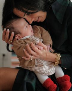 Diogo Beja Instagram - É só para avisar que nós é que temos o menino Jesus. Ou menina. 😄🎄♥️Feliz Natal 🎄 . . . . #amiaeodiogoforampais #babyborn #natal2022 #melhorpresentedesempre #emilía