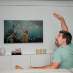 Diogo Beja Instagram – Quando era miúdo e jogava basket em Santarém, passávamos os intervalos a jogar e até nos corredores fazíamos uma espécie de “air basket” – driblávamos, lançávamos e até fazíamos bloqueios uns aos outros.. tudo sem bola. 🙈😁
Agora, com a chegada da segunda temporada de “Winning Time – The Rise of the Lakers Dynasty” isso voltou tudo! Imito o “gancho” do Kareem Abdul-Jabbar em todo o lado. É tão exagerado que até pedi à IA para colocar uma bola de basket a voar na nossa sala – a Mia ia adorar se isso acontecesse mesmo! 😁
Nestas férias, vou levar este meu “vício” comigo. Não o lançamento em gancho, mas a série. 😊 E para todo o lado, com a HBO Max.
#HBOMax #WinningTime
#HBOMaxPortugal
#KareemAbdulJabbarWannaBe