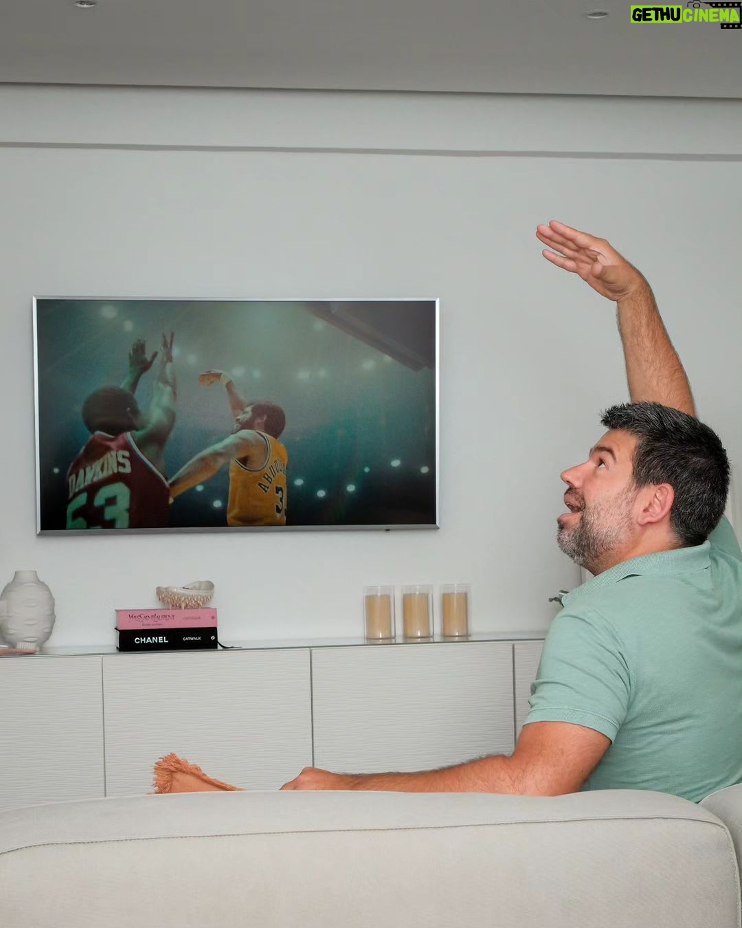 Diogo Beja Instagram - Quando era miúdo e jogava basket em Santarém, passávamos os intervalos a jogar e até nos corredores fazíamos uma espécie de "air basket" - driblávamos, lançávamos e até fazíamos bloqueios uns aos outros.. tudo sem bola. 🙈😁 Agora, com a chegada da segunda temporada de "Winning Time - The Rise of the Lakers Dynasty" isso voltou tudo! Imito o "gancho" do Kareem Abdul-Jabbar em todo o lado. É tão exagerado que até pedi à IA para colocar uma bola de basket a voar na nossa sala - a Mia ia adorar se isso acontecesse mesmo! 😁 Nestas férias, vou levar este meu "vício" comigo. Não o lançamento em gancho, mas a série. 😊 E para todo o lado, com a HBO Max. #HBOMax #WinningTime #HBOMaxPortugal #KareemAbdulJabbarWannaBe