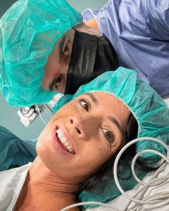 Diogo Beja Instagram - Viemos ao hospital ver se estava tudo bem.. e não saímos mais. 🙈 A nossa bebé achou que já se fazia tarde para vir conhecer-nos.. e cá está ela! 😍 Nasceu só há dois dias, mas parece que já faz parte das nossas vidas desde sempre. Há coisas que não se explicam.. como o nosso Amor por ela, que já era desmedido e inquestionável ainda ela estava na barriga aparentando ser mais fã de Xutos & Pontapés que o pai, causando umas últimas semanas difíceis à mãe.. bem como nosso Amor um pelo outro, que conseguiu aumentar ainda mais. Como é possível? 😍 E é nessa imensa bolha de Amor que queremos e iremos viver nos próximos tempos! Bem-vinda... Emília! ♥️