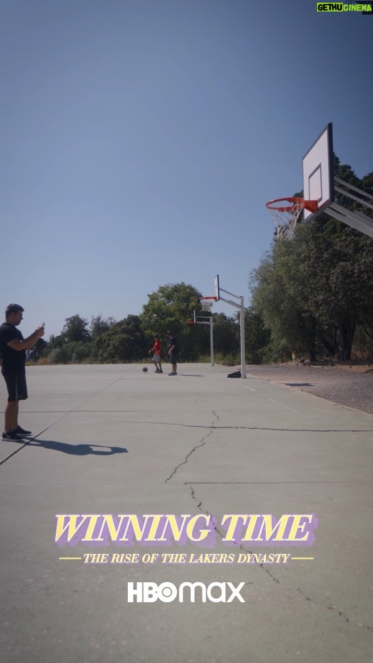 Diogo Beja Instagram - Sou super fã da NBA, por isso quando estreou a primeira temporada de "Winning Time - The Rise of the Lakers Dynasty" na HBO Max fiquei logo viciado! Não só porque a série foi criada pelo brilhante Adam McKay - que adora quebrar a quarta parede nos seus filmes e séries - mas também porque o casting foi feito de forma irrepreensível, com especial destaque para os actores que interpretam Kareem Abdul-Jabbar e Magic Johnson - por vezes, penso que é mesmo Magic que vai a driblar no campo, até a correr o actor Quincy Isaiah parece Magic! 😊 E agora, com a chegada da segunda temporada, estou novamente viciado. Felizmente, posso ver "Winning Time" em qualquer lado, em qualquer dispositivo. Não sinto que isso vá melhorar o meu jogo de basket, mas vai facilitar-me e muito a vida nas férias, que estão quase a chegar, porque posso levar a série comigo para todo o lado. ⛱️ Boas férias! @hbomaxportugal #HBOMax #HBOMaxPortugal #WinningTime #MagicJohnson #Showtime P U B