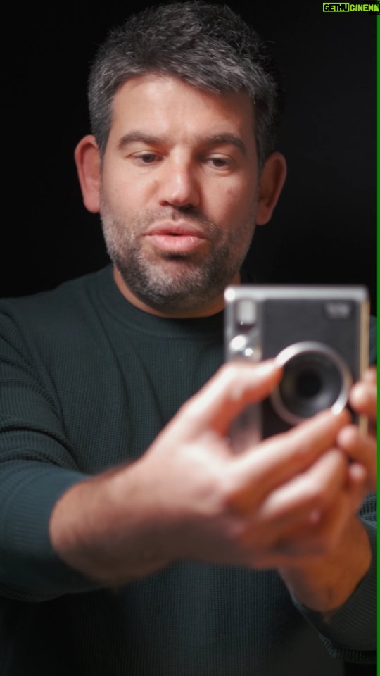 Diogo Beja Instagram - O geek está de volta!! 🤓 Confesso que nunca fui grande fã de câmaras instantâneas, mas quando vi a nova Mini Evo da Instax percebi que tinha de a experimentar. Não só porque se inspira no design clássico - e lindo! 😍 - das Fuji, mas porque alia as características de uma Instax numa câmara digital que é também uma impressora. É o híbrido perfeito! E ainda nem falei nos 10 efeitos da objectiva, multiplicados pelos 10 efeitos de filme. São 100 combinações criativas diferentes que vos vão permitir mostrar como vêem o mundo. 📷 Agarrem numa Mini Evo e inspirem-se! Eu quero muito ver isso. 😊 p u b | @instaxcamarapt #Instax #miniEVO #instaxer