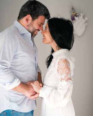 Diogo Beja Instagram - ELA DISSE SIM! 💍

As últimas semanas foram de um alvoroço mental que não recomendo. Nunca duvidei da resposta da Mia, mas duvidei quase diariamente se todos os pequenos pormenores cósmicos se alinhariam da forma que eu queria para realmente surpreender a Mia e deixar uma recordação para sempre.

SPOILER ALERT: (quase) tudo se alinhou, ela disse "Sim!", o momento ficou registado no nosso podcast e estamos genuinamente felizes. E noivos! ♥️ Amo-te.. hoje e sempre.

#AMiaeoDiogoVaoCasar

P.S: que comecem os treinos para perder peso e entrar no meu amigo número de fato. 🙈