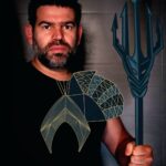 Diogo Beja Instagram - Eu ando tão entusiasmado com a chegada do Snyder Cut da "Liga da Justiça" à @hboportugal que, sempre que vou tomar banho, armo-me em Aquaman! 🙈😁 E o que é isto do Snyder Cut? O realizador Zack Snyder teve de deixar a produção da "Liga da Justiça" por razões pessoais e Joss Whedon pegou no filme. No entanto, a partir desse momento, os fãs da DC encheram a internet com a hashtag #ReleaseTheSnyderCut, que eu usei várias vezes também. E eis que, passados 4 anos, alterações do guião e novas filmagens, chega a tão desejada versão de Zack Snyder da "Liga da Justiça" directamente à HBO Portugal já esta quinta-feira! É um novo filme, acreditem! E "Isn't that right... Batman?" #HBOPortugal #Pub