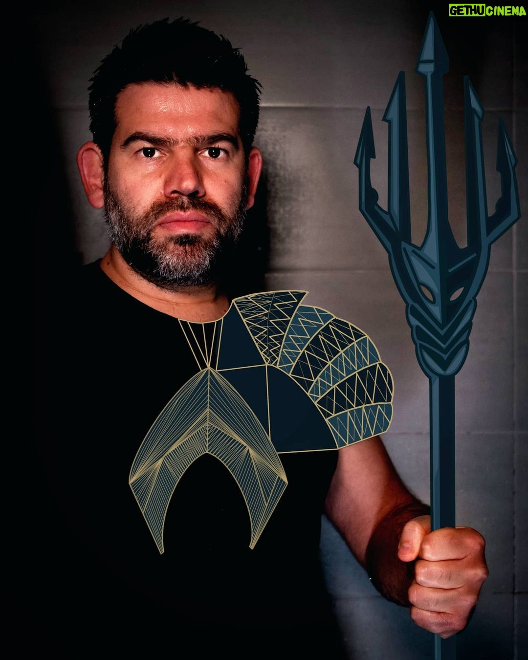 Diogo Beja Instagram - Eu ando tão entusiasmado com a chegada do Snyder Cut da "Liga da Justiça" à @hboportugal que, sempre que vou tomar banho, armo-me em Aquaman! 🙈😁 E o que é isto do Snyder Cut? O realizador Zack Snyder teve de deixar a produção da "Liga da Justiça" por razões pessoais e Joss Whedon pegou no filme. No entanto, a partir desse momento, os fãs da DC encheram a internet com a hashtag #ReleaseTheSnyderCut, que eu usei várias vezes também. E eis que, passados 4 anos, alterações do guião e novas filmagens, chega a tão desejada versão de Zack Snyder da "Liga da Justiça" directamente à HBO Portugal já esta quinta-feira! É um novo filme, acreditem! E "Isn't that right... Batman?" #HBOPortugal #Pub
