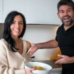 Diogo Beja Instagram - Todos os grandes Chefs precisam de um grande ajudante. A Mia achou que ia ser a minha, mas não. 😁 Na casa nova, já temos a nossa ajudante: a incrível e flexível placa de indução AEG, com tecnologia FlexiPonte que permite aproveitar ao máximo o espaço disponível.. não interessa o tamanho do recipiente com o qual vamos cozinhar, porque conseguimos combinar 4 zonas da placa para garantir que o calor chega onde precisamos. ♨️ E até sexta, a @aeg.portugal tem a campanha especial "Todos os grandes Chefs precisam de um grande ajudante" nos produtos encastrados de cozinha. O link está nas stories, para espreitarem as ofertas. 😉 #parceria #AEG #AEGPortugal @miarelogio