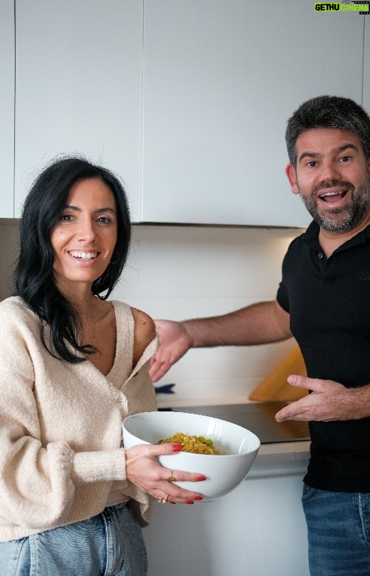 Diogo Beja Instagram - Todos os grandes Chefs precisam de um grande ajudante. A Mia achou que ia ser a minha, mas não. 😁 Na casa nova, já temos a nossa ajudante: a incrível e flexível placa de indução AEG, com tecnologia FlexiPonte que permite aproveitar ao máximo o espaço disponível.. não interessa o tamanho do recipiente com o qual vamos cozinhar, porque conseguimos combinar 4 zonas da placa para garantir que o calor chega onde precisamos. ♨️ E até sexta, a @aeg.portugal tem a campanha especial "Todos os grandes Chefs precisam de um grande ajudante" nos produtos encastrados de cozinha. O link está nas stories, para espreitarem as ofertas. 😉 #parceria #AEG #AEGPortugal @miarelogio