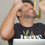Diogo Beja Instagram - Em 2020, decidi trocar de sistema fotográfico.. e de casa! 🙈 Escusado será dizer que vendi imenso material fotográfico, e até móveis, no OLX. Mas como fazer, quando estamos fechados em casa? É aí que entram os serviços CTT, inseridos no site do OLX. Prático.. e muito seguro. E a melhor parte? O OLX oferece os portes até ao dia 23 de novembro! 😄 Que isto ecoe na vossa cabeça também: "Se tudo pára, tu não tens de parar! E nem precisas de sair de casa..." #pub @olx_portugal @cttportugal