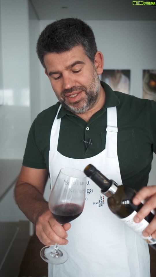 Diogo Beja Instagram - Já se sabe que eu e a Mia adoramos comer.. e que a nossa pequena Emília vai connosco para todo o lado. Mas neste primeiro Dia da Mãe pensei em surpreender a Mia com uma refeição caseira.. de bacalhau! Só há um problema: eu nunca cozinhei bacalhau! 🙈 Foi por isso que escolhi logo o melhor: o #BacalhauDaNoruega 😊 Para o risco não ser grande, decidi fazer um bacalhau cozido. Não é física quântica! 😁 Coloquem uma cebola e um ou dois dentes de alho em água a aquecer - esta dica aprendi com a Mia, curiosamente. Coloquem logo as batatas - que demoram mais tempo a cozer - e um pouco de sal e pimenta qb. Depois, os ovos e, antes mesmo de a água começar a ferver, o bacalhau da Noruega. Nessa altura, desliguem o lume e deixem o bacalhau cozer. Antes de retirarem tudo, passem o grão cozido pela água da cozedura. À parte, piquem cebola e acrescentem salsa picada. Sirvam com um bom azeite a acompanhar. 😋 Simples e perfeito! E a melhor parte? Se sobrar.. no dia a seguir, podem inventar um prato de bacalhau diferente! 😉 #seafoodfromnorway #ofielamigooanointeiro #pub