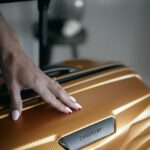 Diogo Beja Instagram - Estas fotos foram tiradas bem depois da nossa lua de mel só para mostrar que as nossas novas Samsonite #Proxis sobreviveram - e bem - aos carinhos do "handling" e aos mais de 22 mil kms de viagem! E isso só foi possível graças ao novo material, altamente flexível e resistente, exclusivo Samsonite, que volta à forma rapidamente. Quem me dera ser feito desse material, especialmente depois dos abusos da lua de mel. 😁 #MySamsonite @samsonite_pt #OsMariconços #AMiaeoDiogoCasaram