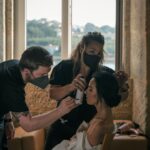 Diogo Beja Instagram - Lembro-me que a Mia estava nervosa. Até eu estava. Por ela, creio. A dada altura, saí do quarto de produção por instantes e recebi logo uma mensagem "não me deixes sozinha". Voltei minutos depois e percebi que o receio dela já tinha desaparecido. E comecei a identificar na equipa sinais que já vira em mim: eles estavam todos a apaixonar-se um bocadinho pela Mia! Como não? E foi essa cumplicidade que tornou este dia tão feliz e o resultado tão especial. Estou tão, tão, tão orgulhoso de ti! Parabéns, meu Amor! ♥️ Mas agora, comecemos a pensar na capa das Casadas de Portugal, sim? 😁 #noivasdePortugal #MiaRelogio #AMiaeoDiogoCasaram #OsMariconços Pestana Palácio do Freixo, Porto