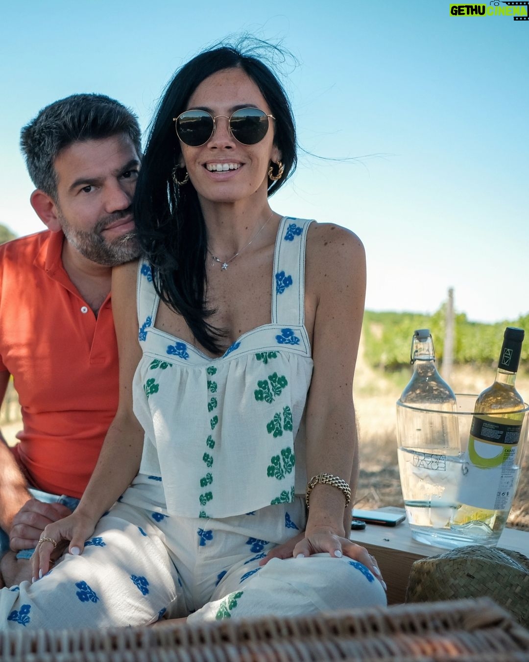Diogo Beja Instagram - "Abre os sentidos" foi o desafio que a Adega Mayor nos lançou este fim de semana. Mas o sentido que mais se manifestou nas vozes e nos olhos de todos com quem nos cruzámos foi o de responsabilidade e, acima de tudo, de orgulho por fazerem parte do trabalho de vida do Comendador Rui Nabeiro - o "Sr. Rui", como lhe chamam. "Não encontraram o Sr. Rui? Ele já passou aqui esta manhã". 😊 Uma proximidade e uma reverência que se cruzam de forma completamente espontânea. E uma proximidade que sentimos na degustação de cafés preparada eximiamente pelo barista Paulo Grifo.. ou na boa disposição da D. Isa, que nos serviu o almoço na Herdade dos Adaens e que partilhou parte da sua vida e mundo connosco.. ou na paixão pela enologia do Francisco, que nos recebeu na majestosa adega desenhada por Siza Vieira e onde pudemos ser enólogos por um dia. E nem vamos falar do piquenique que nos prepararam antes da viagem de regresso, para ficarmos ainda com mais saudades de todos! 🥰 #AbreOsSentidos. Claro! Impossível não abrir. @adegamayor @herdadedosadaens @centrocienciacafe @miarelogio ♥️ #AdegaMayor #HerdadeDosAdaens #CampoMaior