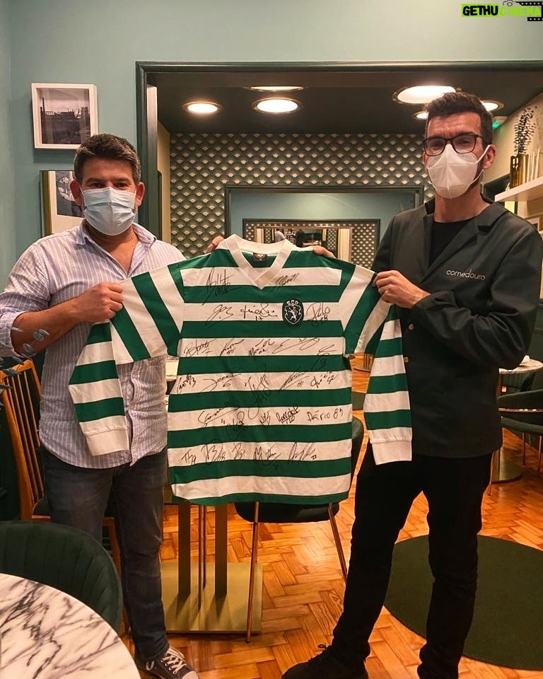 Diogo Beja Instagram - Têm fome? Nós temos sempre. 😊 E quando um convite termina com uma sobremesa extra, como a camisola dos campeões nacionais.. 🤯🙈 Obrigado, Bruno! 🦁💚 @miarelogio @restaurantecomedouro #sony35mmf18 #food #foodphotography #foodporn #onthetable #bonappetit #bomapetite #kitchen #comedouro #restaurantecomedouro #winelovers #vinícola #shooters_pt #faded_world #faded_portugal #p3top #15aoburro #gerador #gerador_eu #instiesgerador #igersportugal #portugaldenorteasul #visitPortugal #Portugal #igerslisboa #Lisbon #Lisboa #agameoftones #gameoftones