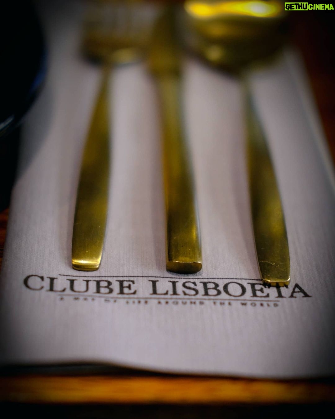 Diogo Beja Instagram - Este não é um post sobre comida. Um dos restaurantes favoritos da Mia fechou. Ainda no passado fim de semana, recebemos em casa o brunch do Clube Lisboeta.. e uns dias depois recebemos a notícia do encerramento. Ficámos em choque. É certo e sabido que adoramos comer e beber. Bem. Temos imensos restaurantes favoritos, mas três deles já fecharam desde março. Estamos a falar de pessoas que víamos regularmente, que eram simpáticas connosco, e que perderam os empregos. Ajudem os restaurantes, se puderem. Hoje em dia, qualquer restaurante vem a nossa casa em meia hora. Este fim de semana vai ser duro. Mas os restaurantes vão estar a trabalhar para quem tem de ficar em casa, não esqueçam. Estas fotos foram tiradas ao longo deste ano, nas várias visitas que fizemos ao @clubelisboeta. 😘 @miarelogio . . #fujifilmxt4 #fujixt4 #fujifilmxpt #food #foodphotography #foodporn #onthetable #bonappetit #bomapetite #clubelisboeta #winelovers #vinícola #shooters_pt #faded_world #faded_portugal #p3top #15aoburro #gerador #gerador_eu #instiesgerador #igersportugal #portugaldenorteasul #visitPortugal #Portugal #igerslisboa #Lisbon #Lisboa agameoftones #gameoftones