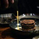 Diogo Beja Instagram - Este não é um post sobre comida. Um dos restaurantes favoritos da Mia fechou. Ainda no passado fim de semana, recebemos em casa o brunch do Clube Lisboeta.. e uns dias depois recebemos a notícia do encerramento. Ficámos em choque. É certo e sabido que adoramos comer e beber. Bem. Temos imensos restaurantes favoritos, mas três deles já fecharam desde março. Estamos a falar de pessoas que víamos regularmente, que eram simpáticas connosco, e que perderam os empregos. Ajudem os restaurantes, se puderem. Hoje em dia, qualquer restaurante vem a nossa casa em meia hora. Este fim de semana vai ser duro. Mas os restaurantes vão estar a trabalhar para quem tem de ficar em casa, não esqueçam. Estas fotos foram tiradas ao longo deste ano, nas várias visitas que fizemos ao @clubelisboeta. 😘 @miarelogio . . #fujifilmxt4 #fujixt4 #fujifilmxpt #food #foodphotography #foodporn #onthetable #bonappetit #bomapetite #clubelisboeta #winelovers #vinícola #shooters_pt #faded_world #faded_portugal #p3top #15aoburro #gerador #gerador_eu #instiesgerador #igersportugal #portugaldenorteasul #visitPortugal #Portugal #igerslisboa #Lisbon #Lisboa agameoftones #gameoftones