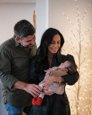Diogo Beja Instagram - É só para avisar que nós é que temos o menino Jesus. Ou menina. 😄🎄♥️Feliz Natal 🎄
.
.
.
.
#amiaeodiogoforampais #babyborn #natal2022 #melhorpresentedesempre #emilía