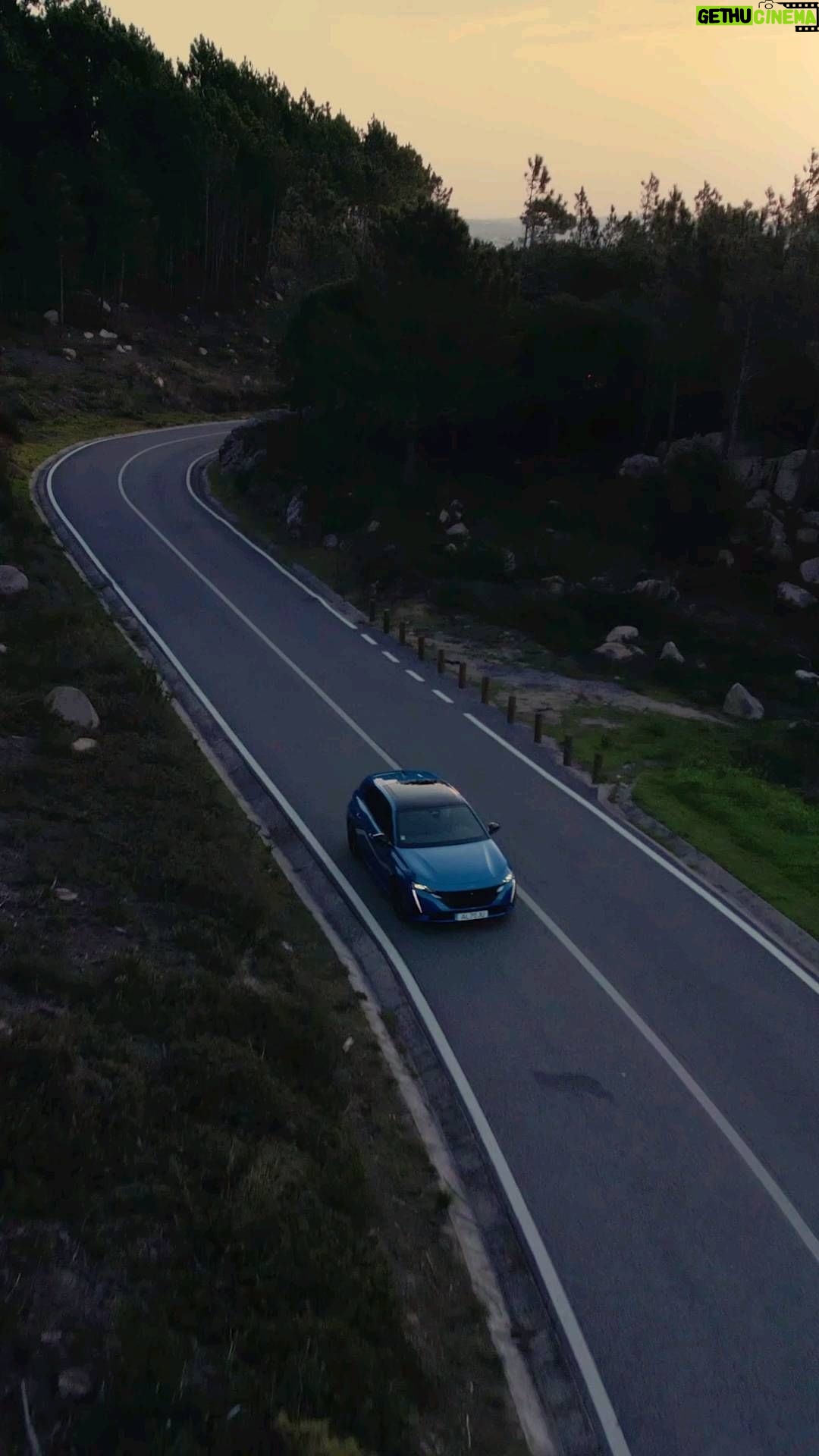 Diogo Beja Instagram - O novo @peugeotportugal 308 está aí.. e esteve connosco durante toda a semana, depois de termos sido desafiados a experimentá-lo pelo @tfroufe. E ainda bem! Há já algum tempo que andamos a pensar num carro mais amigo do ambiente e um híbrido é a solução perfeita.. e sem termos de abdicar de potência, no caso do novo PEUGEOT 308. 🔥 Bem, e não nos façam falar de todo o equipamento que melhorou automaticamente a nossa vida nos últimos dias! Agora 🥲 vamos entregar o 308 à @stylista_mg. Chegou o teu momento! #OMeuMomento #Peugeot308 *pub