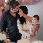 Diogo Beja Instagram – A confusão e a correria que vivemos para organizar a festa do primeiro aniversário da Emília só foi suplantada pela confusão e correria desta última semana, daí estarmos a partilhar as primeiras fotos uma semana e dois dias depois – mas quem é que está a contar? 🙈

Foi um dia em família, cheio de amor, faltou apenas o sorriso da pequenita… apagado pela tosse que teima em não passar! 🤷🏻‍♀️🥹

Aquilo que eu e o teu Pai, mais pedimos é que tu, filha, não tenhas pressa em crescer. 🥹 

Emília, trouxeste magia, luz e muito amor às nossas vidas. Um sentido ainda maior, para o enorme amor que os teus Pais sentem um pelo outro, e que agora faz ainda mais sentido contigo.♥️

Um ano que passou a voar, um ano de muita aprendizagem, algumas (agora, muitas …) noites sem dormir e muito colo, aquele que nós te damos e que também tu nos dás! 

Parabéns, querida Emília! Um enorme viva a ti! 😍♥️ 
Os pais amam-te muito! 

#AMiaeoDiogoForamPais #BabyEmilia #BabyMi #EmiliaTurns1