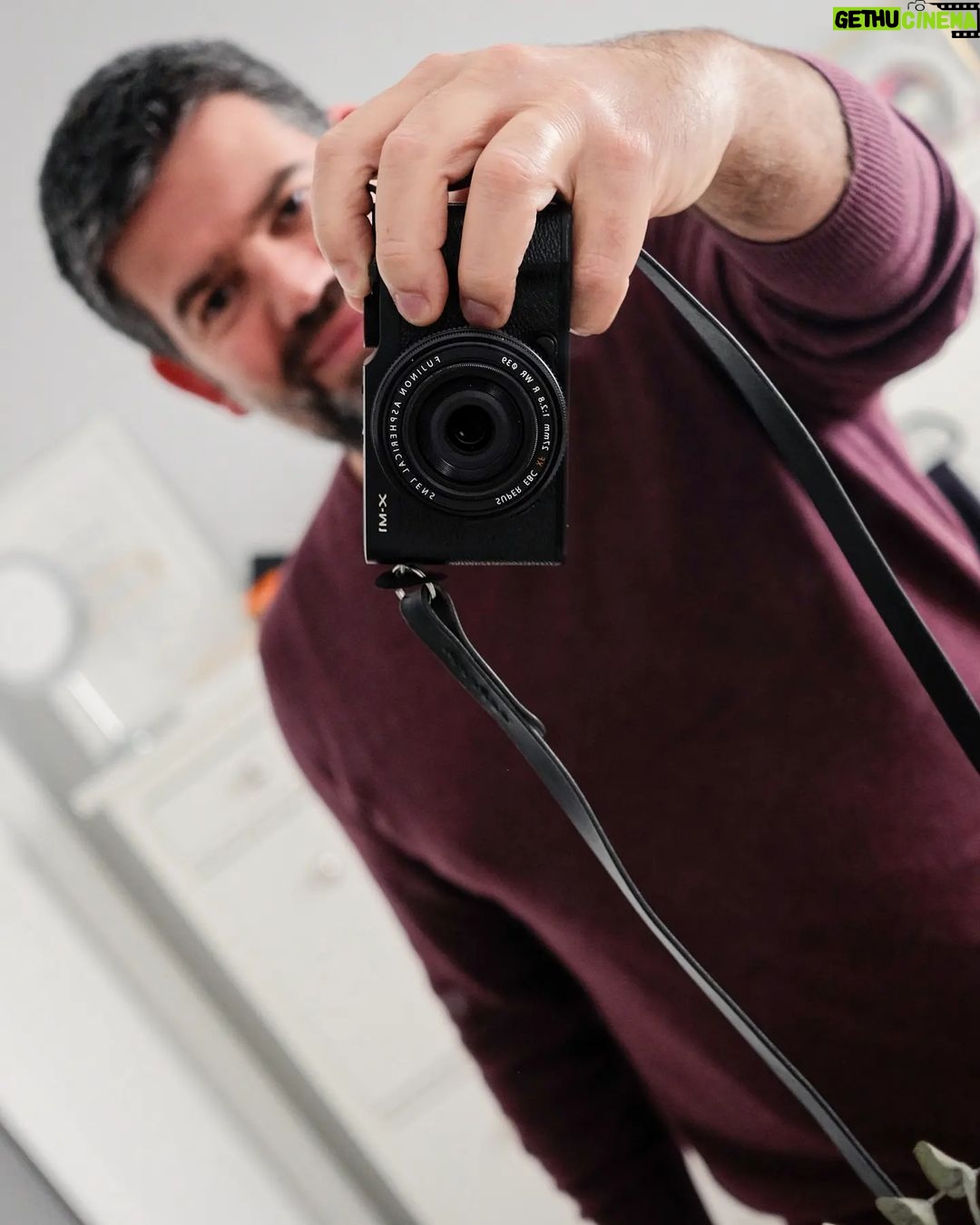 Diogo Beja Instagram - Olá, eu sou o Diogo e sou um cromo. 🤓 E picuinhas também. Picuinhas ao ponto de recear que uma ínfima molécula de qualquer coisa possa danificar a minha câmara principal. Por isso, ela fica em casa mais vezes do que devia. E também por isso, andava já há algum tempo à procura de uma câmara pequena, com a qual não me preocupasse tanto, mas que me garantisse qualidade de imagem e as cores que tanto adoro na minha Fuji. A incrível Fujifilm X100V ficou fora de questão, porque o preço é meio obsceno e a alta e inesperada procura pela mesma criou listas de espera em todo o mundo - desisti logo aí da ideia, porque não sou hipster. 😁 Foi aí que entrou em acção a Fuji X-M1, uma câmara com mais de 10 anos, que é o compromisso perfeito entre portabilidade, qualidade de imagem e picuinhice do dono. 🙈 Quando encontrei uma em muito bom estado, não pensei duas vezes. E não precisei de pensar mais quando chegou a altura de escolher uma “strap”, para a poder realmente levar para todo o lado. Recorri, como recorro sempre, ao excelso mestre artesão Paulo aka @coordamestraps que, com o seu saber e paciência infinita, executou na perfeição a correia de couro que imaginei na minha cabeça. A X-M1 até parece uma Leica. 😍 Obrigado, Paulo! (As fotos foram tiradas no closet da Mia. 😁😁) #fujifilmxpt #coordamestraps #FujiFilmXM1 #notALeica #FujifilmX100Vlovers