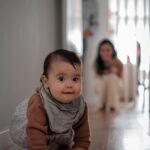Diogo Beja Instagram – A confusão e a correria que vivemos para organizar a festa do primeiro aniversário da Emília só foi suplantada pela confusão e correria desta última semana, daí estarmos a partilhar as primeiras fotos uma semana e dois dias depois – mas quem é que está a contar? 🙈
Foi um dia em família, cheio de amor, faltou apenas o sorriso da pequenita… apagado pela tosse que teima em não passar! 🤷🏻♀️🥹
Aquilo que eu e o teu Pai, mais pedimos é que tu, filha, não tenhas pressa em crescer. 🥹
Emília, trouxeste magia, luz e muito amor às nossas vidas. Um sentido ainda maior, para o enorme amor que os teus Pais sentem um pelo outro, e que agora faz ainda mais sentido contigo.♥️
Um ano que passou a voar, um ano de muita aprendizagem, algumas (agora, muitas …) noites sem dormir e muito colo, aquele que nós te damos e que também tu nos dás!
Parabéns, querida Emília! Um enorme viva a ti! 😍♥️
Os pais amam-te muito!
#AMiaeoDiogoForamPais #BabyEmilia #BabyMi #EmiliaTurns1