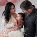 Diogo Beja Instagram – A confusão e a correria que vivemos para organizar a festa do primeiro aniversário da Emília só foi suplantada pela confusão e correria desta última semana, daí estarmos a partilhar as primeiras fotos uma semana e dois dias depois – mas quem é que está a contar? 🙈
Foi um dia em família, cheio de amor, faltou apenas o sorriso da pequenita… apagado pela tosse que teima em não passar! 🤷🏻♀️🥹
Aquilo que eu e o teu Pai, mais pedimos é que tu, filha, não tenhas pressa em crescer. 🥹
Emília, trouxeste magia, luz e muito amor às nossas vidas. Um sentido ainda maior, para o enorme amor que os teus Pais sentem um pelo outro, e que agora faz ainda mais sentido contigo.♥️
Um ano que passou a voar, um ano de muita aprendizagem, algumas (agora, muitas …) noites sem dormir e muito colo, aquele que nós te damos e que também tu nos dás!
Parabéns, querida Emília! Um enorme viva a ti! 😍♥️
Os pais amam-te muito!
#AMiaeoDiogoForamPais #BabyEmilia #BabyMi #EmiliaTurns1