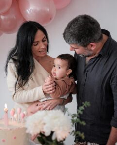 Diogo Beja Instagram - A confusão e a correria que vivemos para organizar a festa do primeiro aniversário da Emília só foi suplantada pela confusão e correria desta última semana, daí estarmos a partilhar as primeiras fotos uma semana e dois dias depois - mas quem é que está a contar? 🙈 Foi um dia em família, cheio de amor, faltou apenas o sorriso da pequenita… apagado pela tosse que teima em não passar! 🤷🏻‍♀️🥹 Aquilo que eu e o teu Pai, mais pedimos é que tu, filha, não tenhas pressa em crescer. 🥹 Emília, trouxeste magia, luz e muito amor às nossas vidas. Um sentido ainda maior, para o enorme amor que os teus Pais sentem um pelo outro, e que agora faz ainda mais sentido contigo.♥️ Um ano que passou a voar, um ano de muita aprendizagem, algumas (agora, muitas …) noites sem dormir e muito colo, aquele que nós te damos e que também tu nos dás! Parabéns, querida Emília! Um enorme viva a ti! 😍♥️ Os pais amam-te muito! #AMiaeoDiogoForamPais #BabyEmilia #BabyMi #EmiliaTurns1