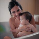 Diogo Beja Instagram – Há dois anos, casámos meio de surpresa – muito pouca gente sabia que o íamos fazer. Nessa noite, dormimos no The One, onde acabámos por fazer a festa de casamento uns meses depois. É, por isso, um sítio muito especial para nós e onde somos sempre tratados como se estivéssemos em casa – se bem que não temos pessoas em casa que nos facilitam a vida em cada momento, portanto é melhor aqui. 🤣

E a Mia fez-me a surpresa hoje e viemos cá dormir. Desta vez, viemos com tempo para usufruir do hotel e da nossa família.. e com uma nova companheira de viagem. 😁 Tudo bem, mais uma para a banheira! 😍♥️

A muitos mais 2 anos de casamento na nossa vida. 🥂

#AMiaeoDiogoCasaram #AMiaeoDiogoForamPais #OsMariconços #BabyEmilia #BabyEm #TheOnePalaciodaAnunciada #fujifilmxpt #fujifilmxh2 The One Palácio da Anunciada
