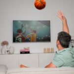 Diogo Beja Instagram – Quando era miúdo e jogava basket em Santarém, passávamos os intervalos a jogar e até nos corredores fazíamos uma espécie de “air basket” – driblávamos, lançávamos e até fazíamos bloqueios uns aos outros.. tudo sem bola. 🙈😁
Agora, com a chegada da segunda temporada de “Winning Time – The Rise of the Lakers Dynasty” isso voltou tudo! Imito o “gancho” do Kareem Abdul-Jabbar em todo o lado. É tão exagerado que até pedi à IA para colocar uma bola de basket a voar na nossa sala – a Mia ia adorar se isso acontecesse mesmo! 😁
Nestas férias, vou levar este meu “vício” comigo. Não o lançamento em gancho, mas a série. 😊 E para todo o lado, com a HBO Max.
#HBOMax #WinningTime
#HBOMaxPortugal
#KareemAbdulJabbarWannaBe
