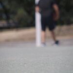 Diogo Beja Instagram – Quando era miúdo e jogava basket em Santarém, passávamos os intervalos a jogar e até nos corredores fazíamos uma espécie de “air basket” – driblávamos, lançávamos e até fazíamos bloqueios uns aos outros.. tudo sem bola. 🙈😁
Agora, com a chegada da segunda temporada de “Winning Time – The Rise of the Lakers Dynasty” isso voltou tudo! Imito o “gancho” do Kareem Abdul-Jabbar em todo o lado. É tão exagerado que até pedi à IA para colocar uma bola de basket a voar na nossa sala – a Mia ia adorar se isso acontecesse mesmo! 😁
Nestas férias, vou levar este meu “vício” comigo. Não o lançamento em gancho, mas a série. 😊 E para todo o lado, com a HBO Max.
#HBOMax #WinningTime
#HBOMaxPortugal
#KareemAbdulJabbarWannaBe
