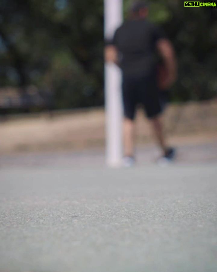 Diogo Beja Instagram - Quando era miúdo e jogava basket em Santarém, passávamos os intervalos a jogar e até nos corredores fazíamos uma espécie de "air basket" - driblávamos, lançávamos e até fazíamos bloqueios uns aos outros.. tudo sem bola. 🙈😁 Agora, com a chegada da segunda temporada de "Winning Time - The Rise of the Lakers Dynasty" isso voltou tudo! Imito o "gancho" do Kareem Abdul-Jabbar em todo o lado. É tão exagerado que até pedi à IA para colocar uma bola de basket a voar na nossa sala - a Mia ia adorar se isso acontecesse mesmo! 😁 Nestas férias, vou levar este meu "vício" comigo. Não o lançamento em gancho, mas a série. 😊 E para todo o lado, com a HBO Max. #HBOMax #WinningTime #HBOMaxPortugal #KareemAbdulJabbarWannaBe