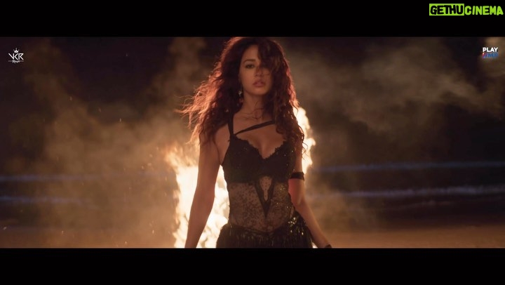 Disha Patani Instagram - I couldn’t care to come up with a cool caption cause #KyunKaruFikar!🤷🏻♀️ 📌 Full video out now on @playdmfofficial Youtube Channel @anshul300 @nikhitagandhiofficial @vaibhavpani @vayurus @dimplekotecha @shaansachdeva @shattered_interface @alishasingh.official @ingrooves_india @amitkridey @vivekkumarrungta @riitikgupta @raghav.sharma.14661