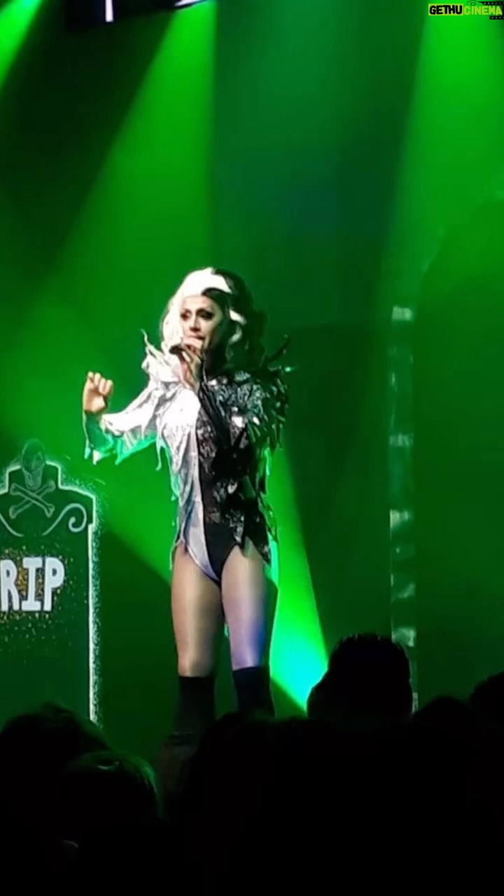 Divina De Campo Instagram - 6 years ago on the #heelsofhell tour something went wrong, I wasn’t supposed to sing at all on this tour but someone wasn’t ready or something like that so I got shoved on hahahaha a cheeky 15 minutes later everything was ready to carry on