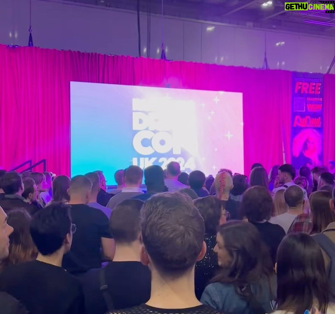 Divina De Campo Instagram - Had a gorgeous time with a gorgeous crowd @rupaulsdragcon singing this absolute banger by @ricneale written before all the madness of @dragraceukbbc and recorded in my mums lounge in BRIGHOUSE! We released it just before my tour in 2022 when Ric and I along with @muthatucka @thatdosacat and the glorious @alexis_saint_pete ran up and down the country during a heatwave singing and dancing up a storm! You can hear it live feb 10th @howardassemblyroom in Leeds as part of @operanorth LGBTQ+ season. My teacher was a founder member of opera north so this will be a lovely full circle moment for me. See you there https://www.operanorth.co.uk/whats-on/divina-de-campo/ #drag #single #wavinggoodbye #dragcon #upcoming #singer #shouldvesoundchecked #dragqueensdonthurtchildrenvotingtorydoes