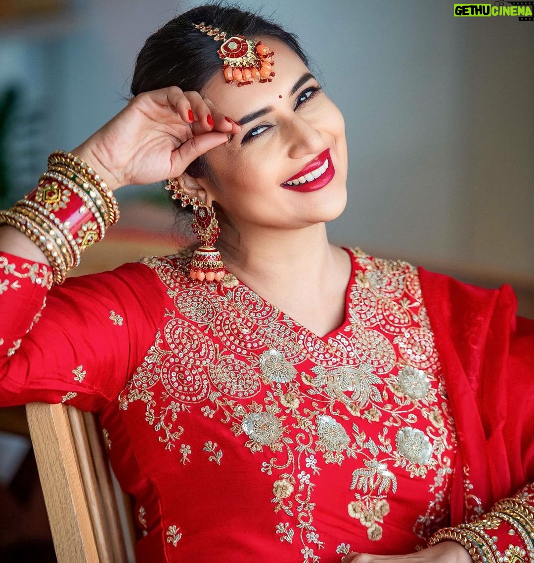 Divyanka Tripathi Instagram - Put on your red, drive away your blues! ❤️ . . . Styling: @stylebysugandhasood Outfit: @emiraasbyindrani Jewellery: @rimayu07 Makeup : @sharukh_rocks902 Photographer : @prathameshb84